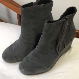 Gently worn TOM’s suede ankle wedges booties